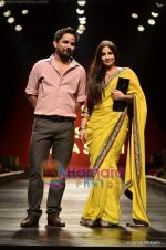 Vidya Balan at Sabyasachi show on Wills Lifestyle India Fashion Week 2011-Day 5 in Delhi on 10th April 2011 (34).JPG